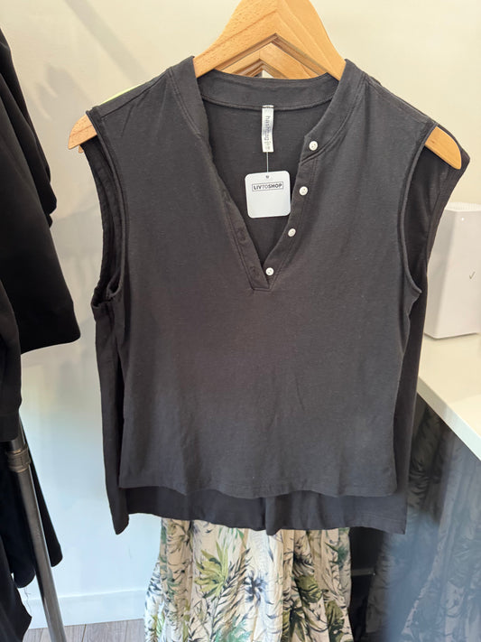 HASHTTAG GARMENT DYE SLEEVELESS HENLEY TOP BLACK